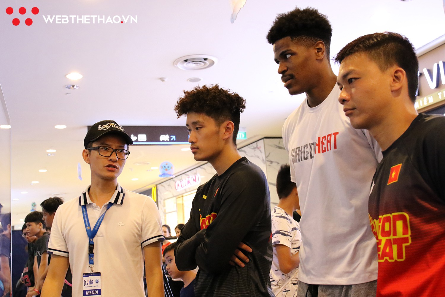 Những tiếng cười sảng khoái của bộ ba Saigon Heat khi trải nghiệm công tác truyền hình tại Jr.NBA 2018 - Ảnh 3.
