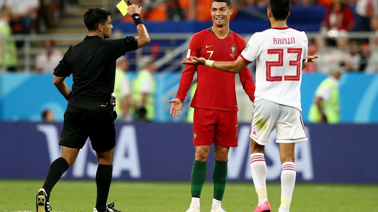 Trọng tài dùng công nghệ VAR, Ronaldo vẫn thoát thẻ đỏ trắng trợn - Ảnh 6.