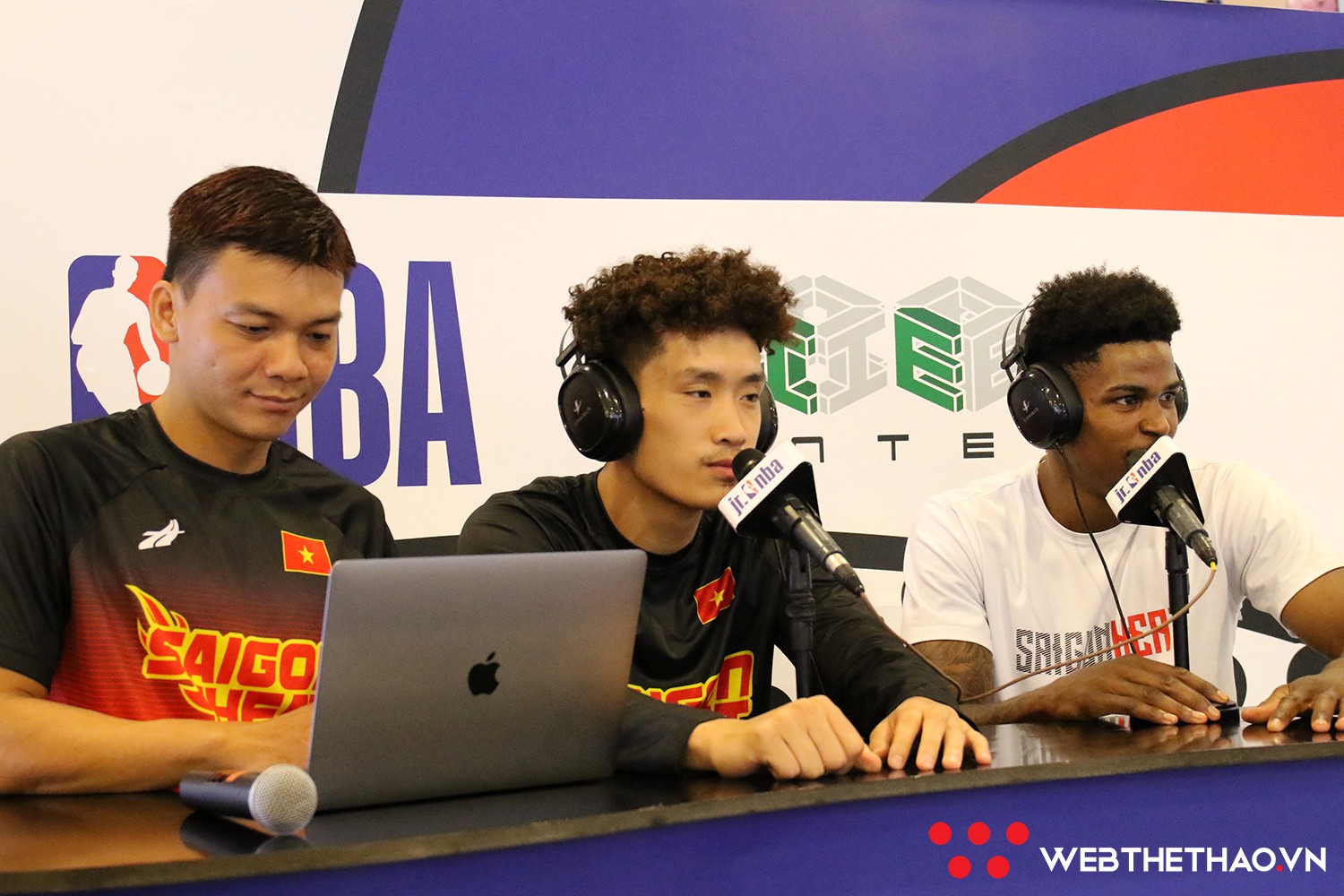 Những tiếng cười sảng khoái của bộ ba Saigon Heat khi trải nghiệm công tác truyền hình tại Jr.NBA 2018 - Ảnh 7.