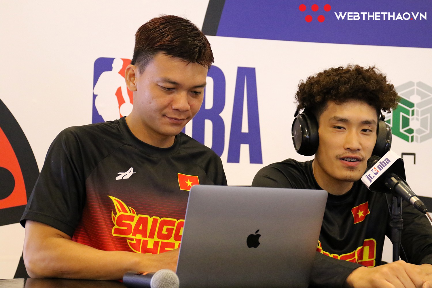 Những tiếng cười sảng khoái của bộ ba Saigon Heat khi trải nghiệm công tác truyền hình tại Jr.NBA 2018 - Ảnh 9.