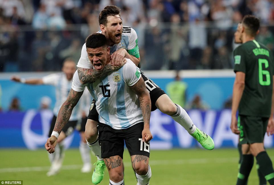 Messi đã chỉ đạo gì khi họp đội giữa giờ giúp Rojo ghi bàn quyết định cho Argentina? - Ảnh 2.