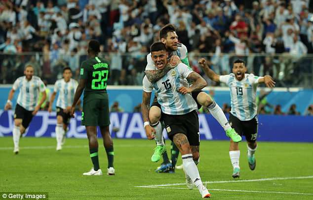 Messi không nghĩ phải chịu đựng nhiều như thế trước Nigeria - Ảnh 1.