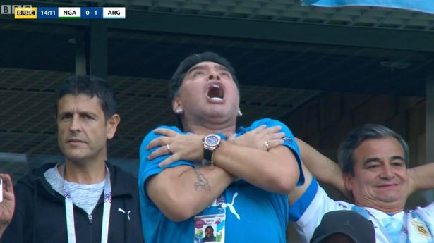 Sau ngón tay thối, Diego Maradona phải nhập viện - Ảnh 3.