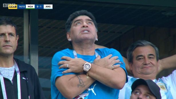 Sau ngón tay thối, Diego Maradona phải nhập viện - Ảnh 4.