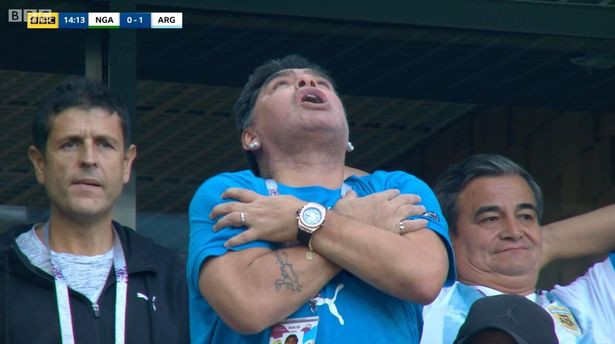 Sau ngón tay thối, Diego Maradona phải nhập viện - Ảnh 5.