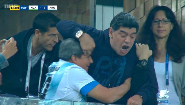 Sau ngón tay thối, Diego Maradona phải nhập viện - Ảnh 7.