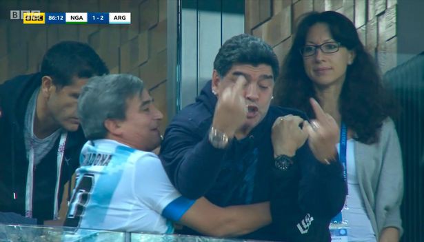Sau ngón tay thối, Diego Maradona phải nhập viện - Ảnh 8.