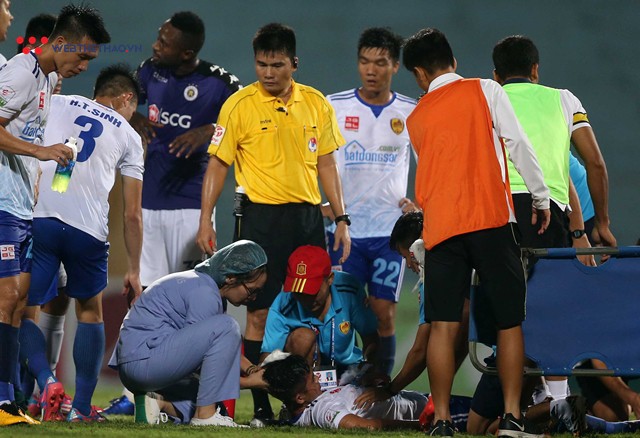 Chùm ảnh: Chiến thắng tranh cãi và đổ máu của Hà Nội FC trước Quảng Nam FC - Ảnh 10.