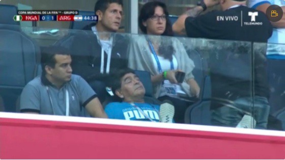 Sau ngón tay thối, Diego Maradona phải nhập viện - Ảnh 6.