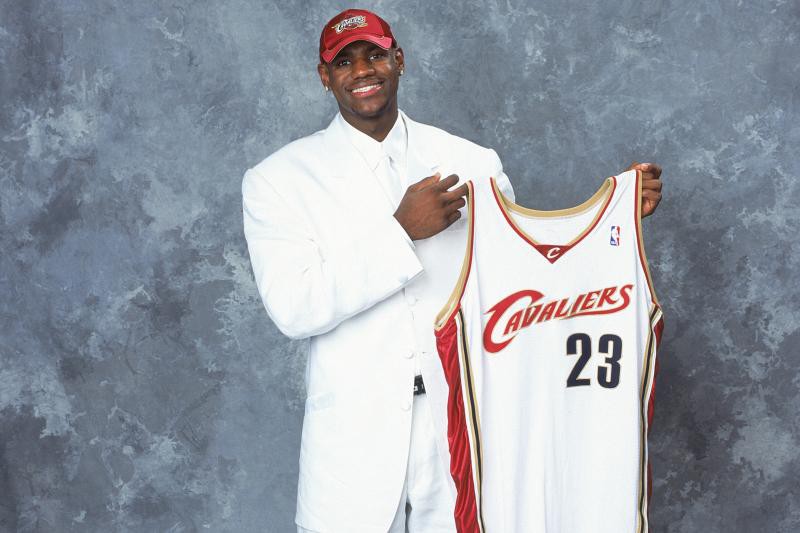 Chết cười với thảm họa thời trang của LeBron James và dàn tân binh kỳ tích năm 2003 - Ảnh 2.