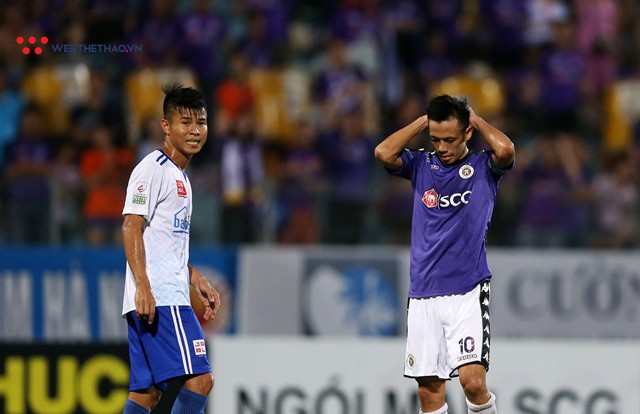 Chùm ảnh: Chiến thắng tranh cãi và đổ máu của Hà Nội FC trước Quảng Nam FC - Ảnh 9.