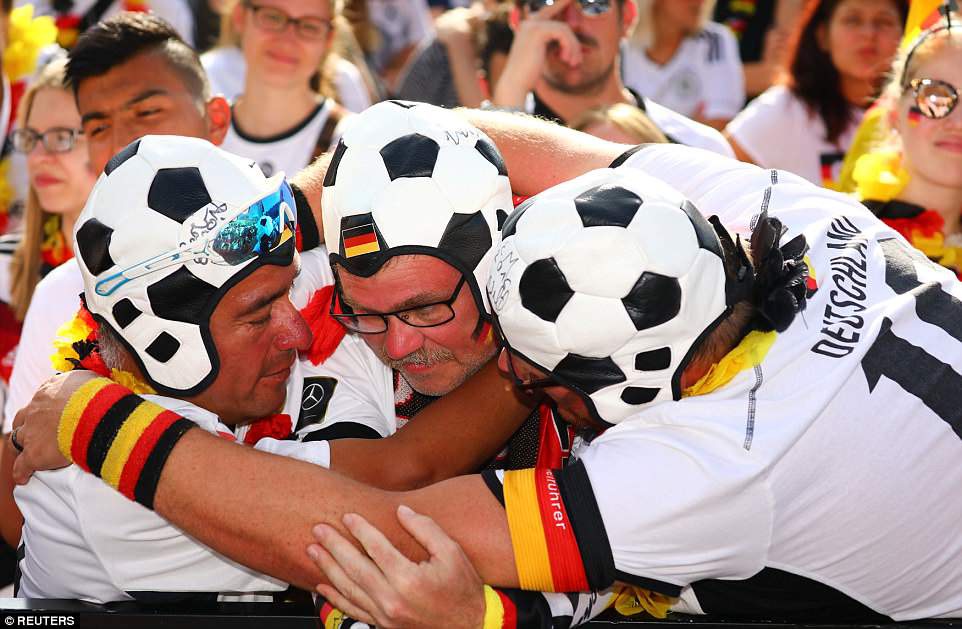 Chùm ảnh: CĐV Đức ở Kazan sầu thảm chứng kiến đội nhà thua sốc bị loại khỏi World Cup - Ảnh 11.