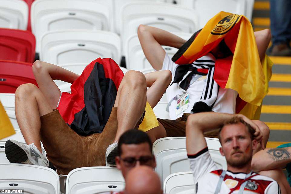 Chùm ảnh: CĐV Đức ở Kazan sầu thảm chứng kiến đội nhà thua sốc bị loại khỏi World Cup - Ảnh 6.