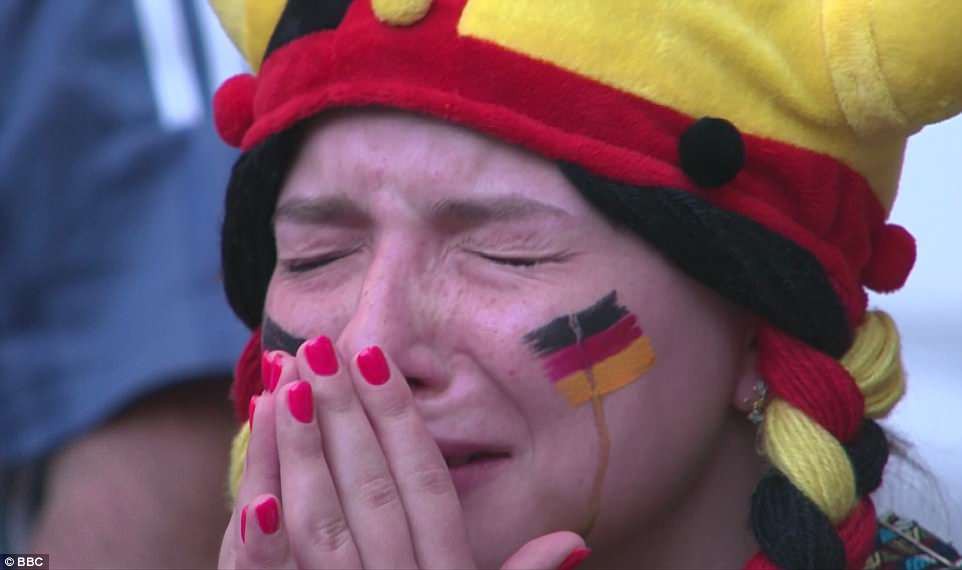 Chùm ảnh: CĐV Đức ở Kazan sầu thảm chứng kiến đội nhà thua sốc bị loại khỏi World Cup - Ảnh 4.