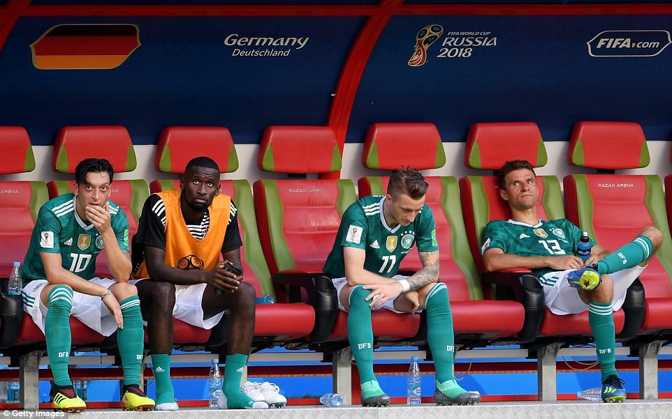 Chùm ảnh: CĐV Đức ở Kazan sầu thảm chứng kiến đội nhà thua sốc bị loại khỏi World Cup - Ảnh 8.