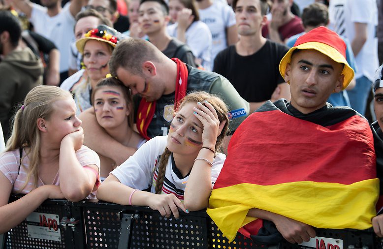Chùm ảnh: CĐV Đức ở Kazan sầu thảm chứng kiến đội nhà thua sốc bị loại khỏi World Cup - Ảnh 2.