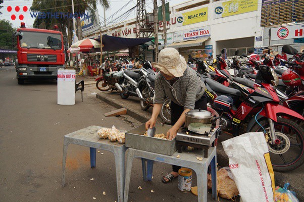 “Tiểu thương” ở sân Pleiku buôn bán ế ẩm mùa World Cup - Ảnh 2.