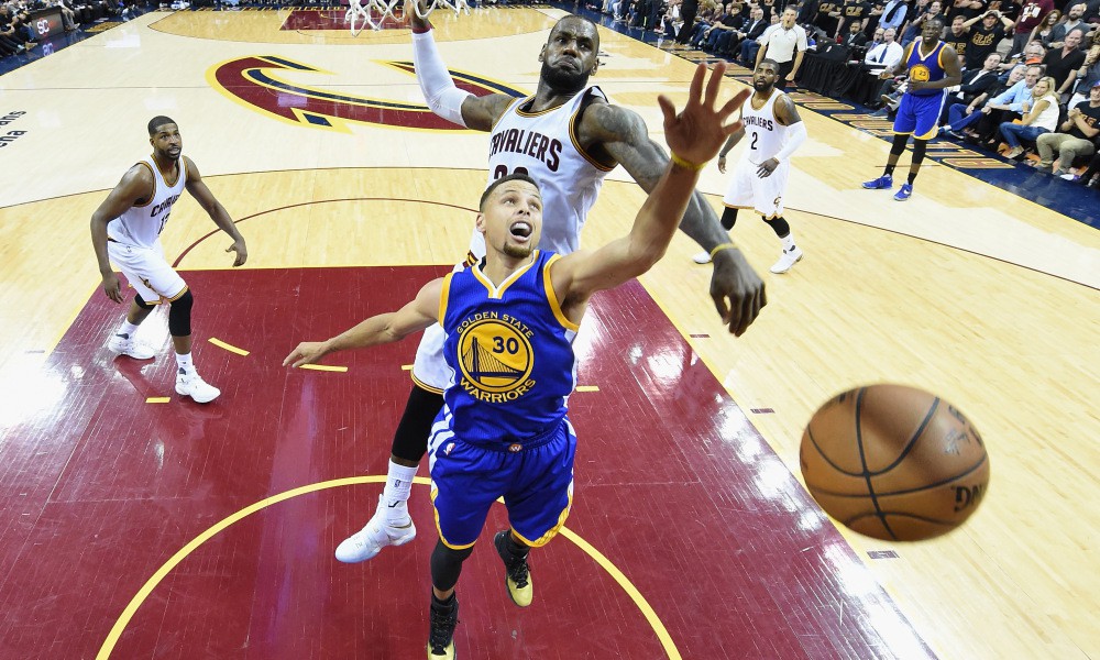 Cuối game 1 NBA Final, LeBron James và Stephen Curry đã thật sự nói với nhau những gì? - Ảnh 2.