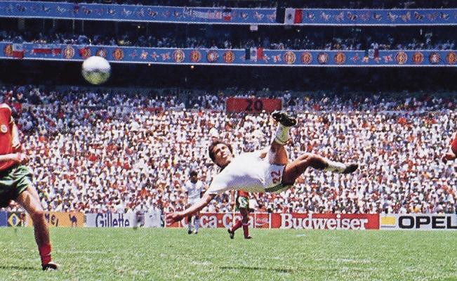 Video 50 bàn đẹp nhất lịch sử World Cup: Siêu phẩm vô lê trên không của Negrete - Ảnh 1.
