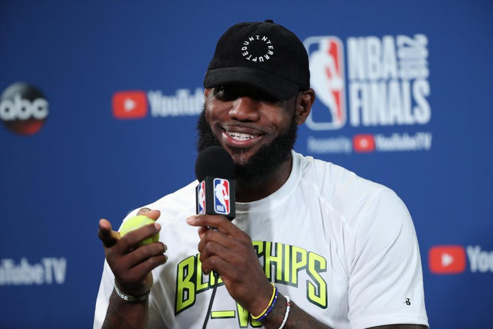 LeBron vẫn kiên cường thi đấu khi chấp 1 mắt ở Game 2 - Ảnh 2.