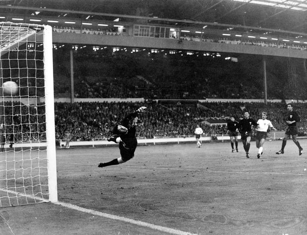 Video 50 bàn đẹp nhất lịch sử World Cup: Cú sút sấm sét của Bobby Charlton - Ảnh 1.