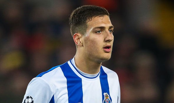 Sự thăng tiến kinh ngạc của tân binh 17 triệu bảng sắp cập bến Man Utd  - Ảnh 1.