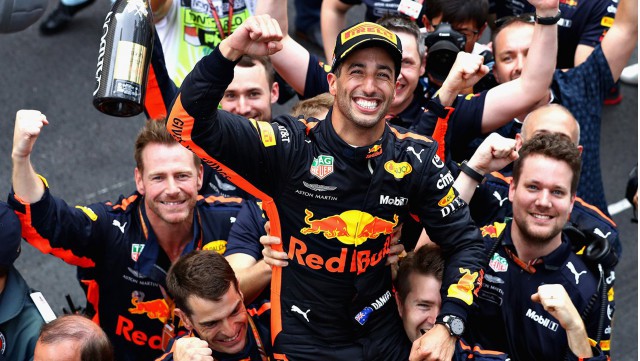 Học Hamilton, Ricciardo cũng tống tiền đội Red Bull vụ hợp đồng - Ảnh 1.