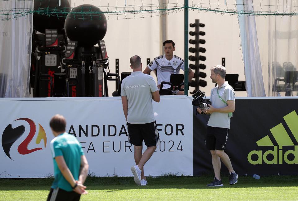 Tuyển Đức lo lắng vì Mesut Ozil chấn thương chưa chắc đá từ đầu World Cup - Ảnh 3.