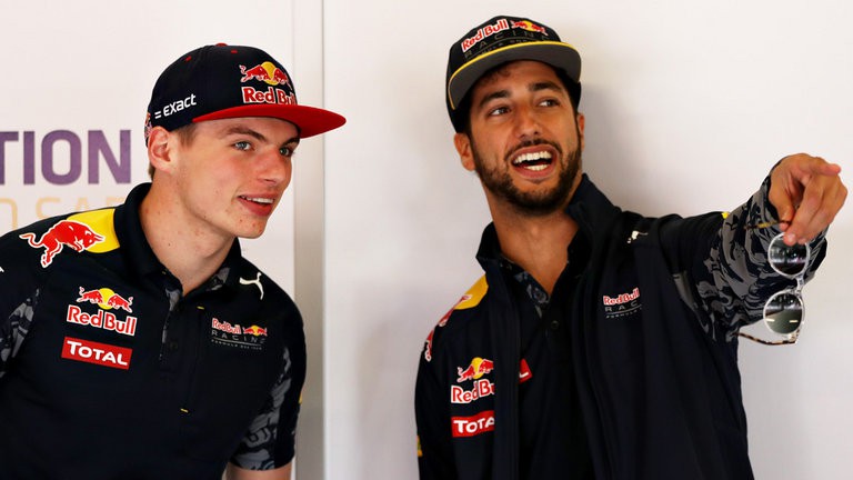 Học Hamilton, Ricciardo cũng tống tiền đội Red Bull vụ hợp đồng - Ảnh 4.