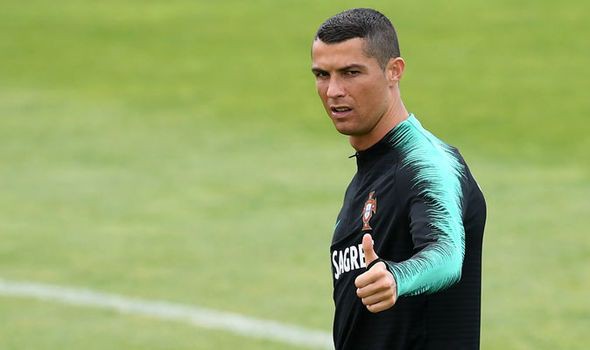 Real Madrid không đáp ứng mức lương khủng, Ronaldo sẽ ra đi? - Ảnh 4.