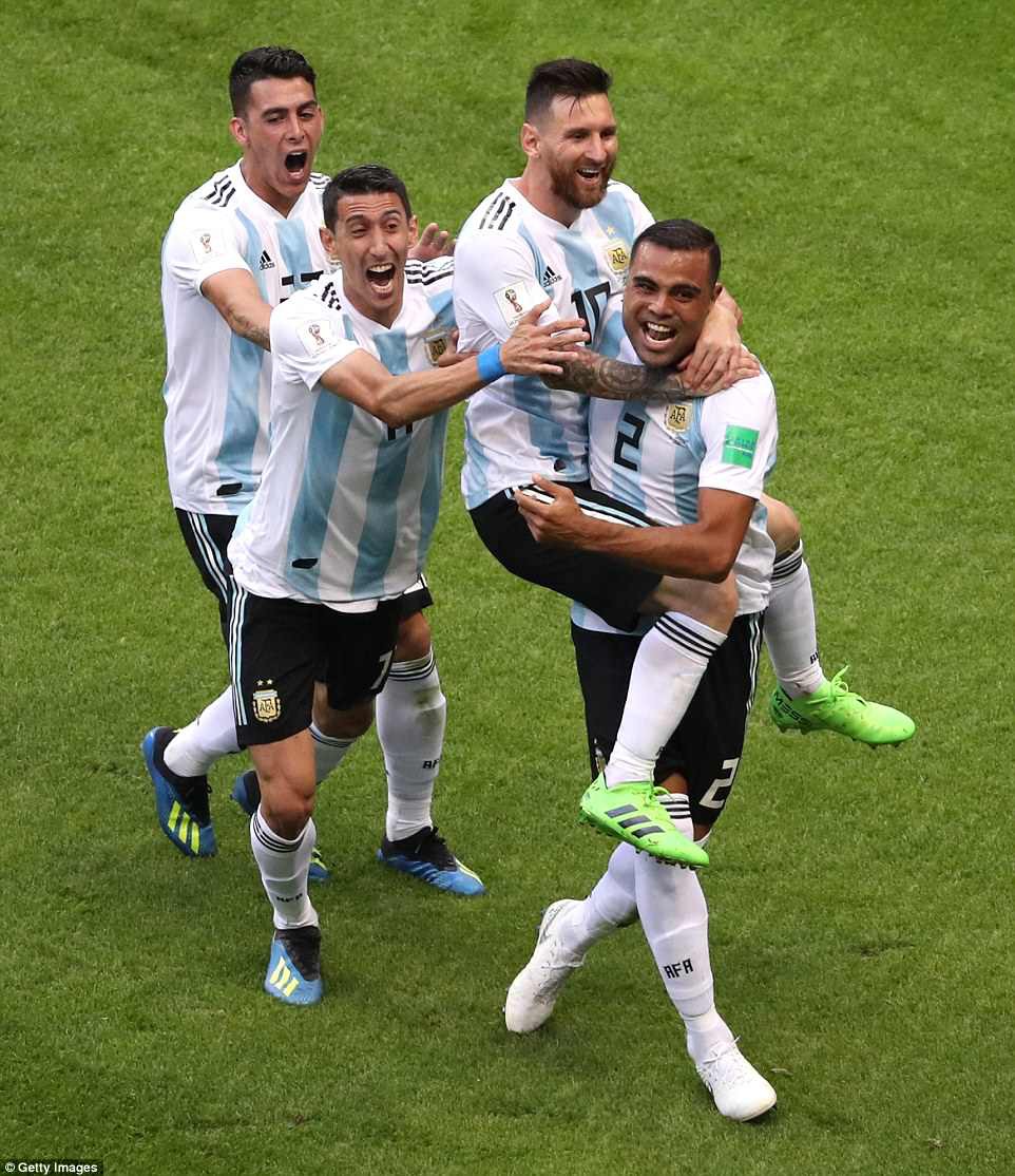 Chùm ảnh: 50 sắc thái của Messi trong ngày Argentina bị loại khỏi World Cup - Ảnh 9.