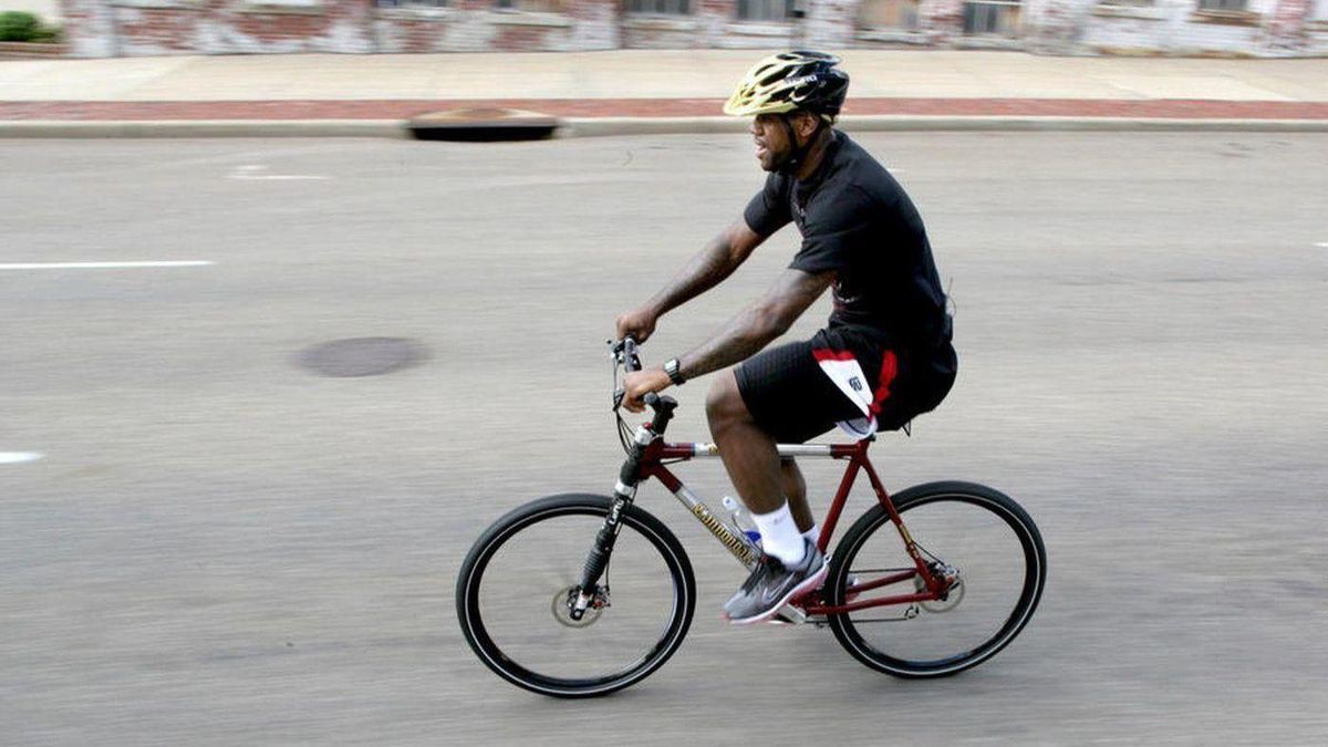 Đầu quân Lakers, LeBron James có thể phải từ bỏ sở thích đạp xe đi đấu của mình - Ảnh 1.