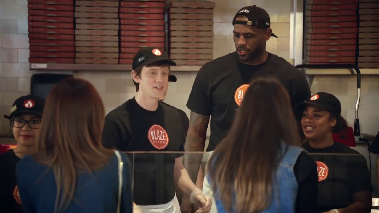 Đại gia LeBron James vừa ký xong hợp đồng, người dân Los Angeles được ăn pizza miễn phí - Ảnh 1.