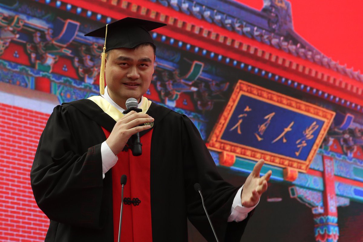 Huyền thoại bóng rổ Trung Quốc tốt nghiệp đại học ở tuổi 38 - Ảnh 2.