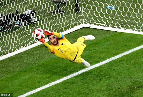Trung vệ sắm vai người hùng giúp tuyển Pháp đánh bại Bỉ giành vé vào chung kết World Cup - Ảnh 2.
