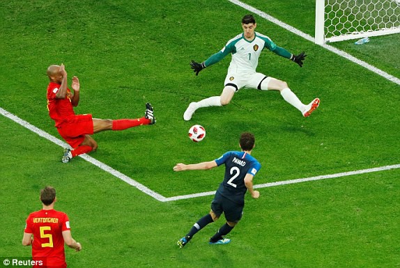 Trung vệ sắm vai người hùng giúp tuyển Pháp đánh bại Bỉ giành vé vào chung kết World Cup - Ảnh 3.