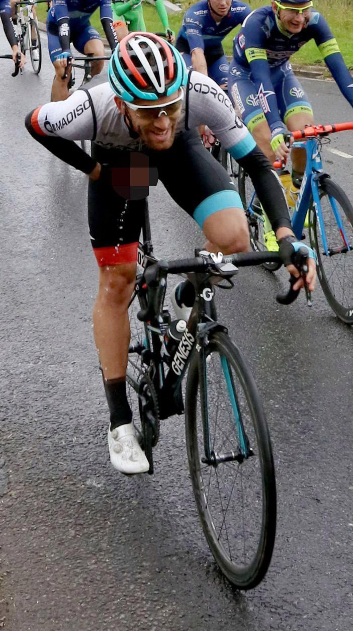 Tour de France 2018: Mark Cavendish thản nhiên tè trước ống kính truyền hình - Ảnh 3.
