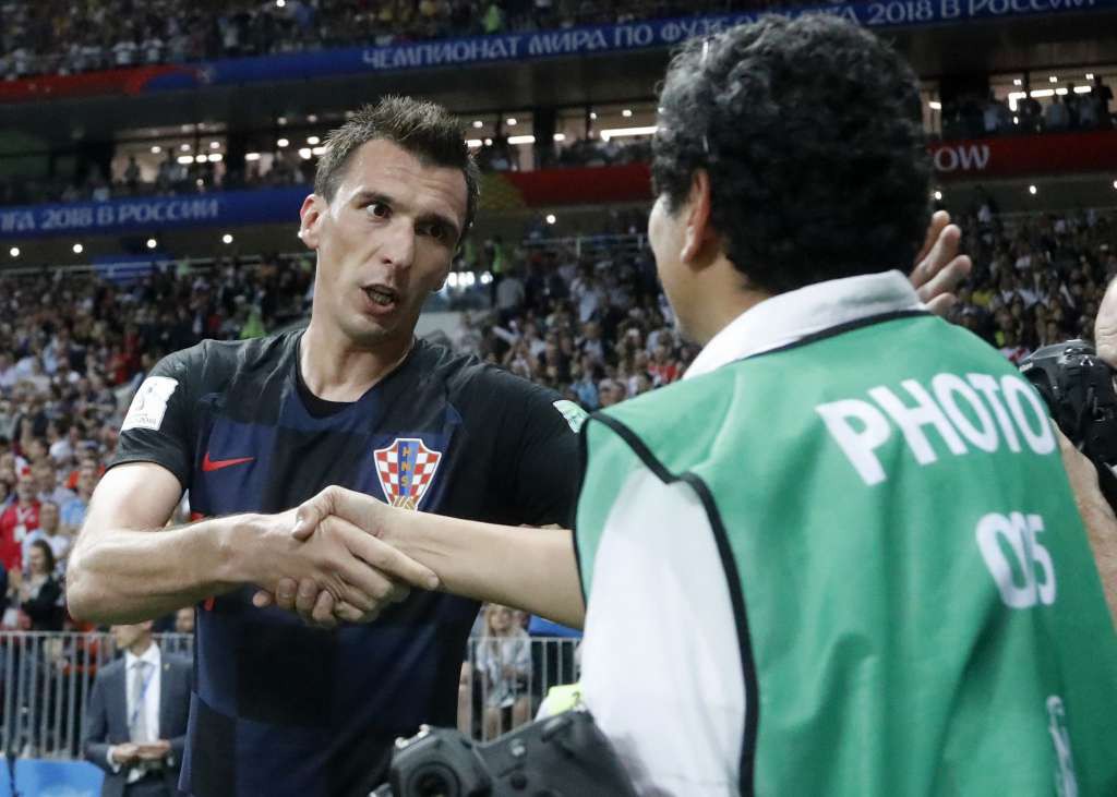 Làm ngã phóng viên ảnh, Mandzukic có góc ảnh độc đáo về màn ăn mừng bàn thắng điên rồ - Ảnh 7.