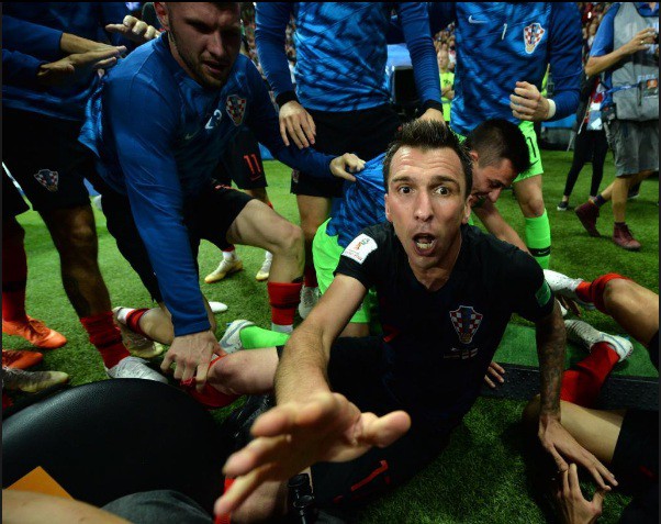 Làm ngã phóng viên ảnh, Mandzukic có góc ảnh độc đáo về màn ăn mừng bàn thắng điên rồ - Ảnh 14.