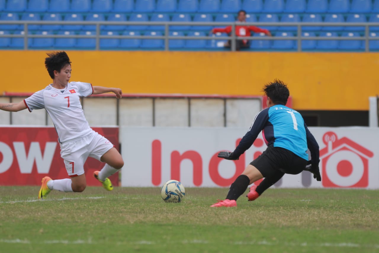 Video: Đội tuyển nữ Việt Nam lần thứ 5 giành HCĐ AFF Cup nữ 2018 - Ảnh 2.