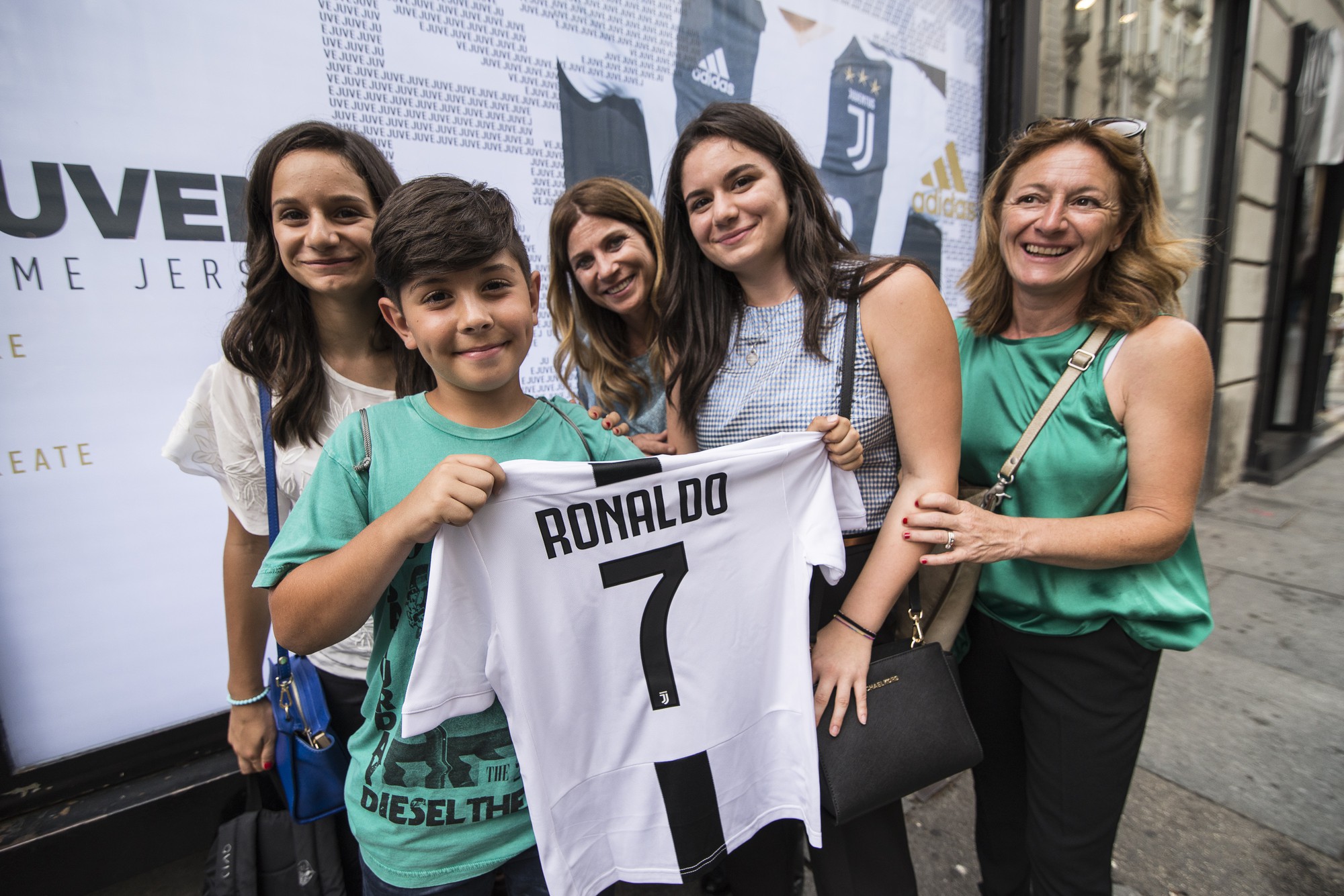 Tiền bán áo Ronaldo 1 ngày giúp Juventus nuôi siêu sao người Bồ trong... 2 năm - Ảnh 4.