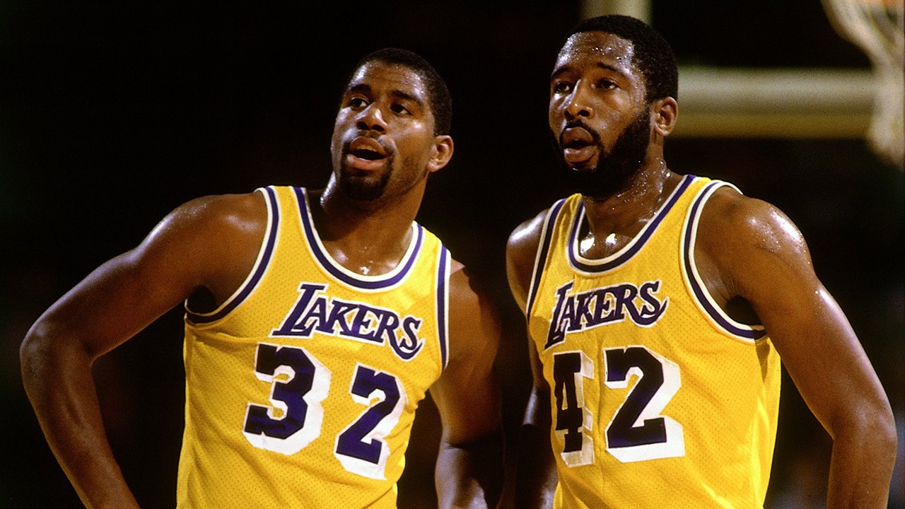 Nghi vấn mẫu áo đấu mới lạ đời của Lakers mùa sau vừa bị tiết lộ - Ảnh 2.