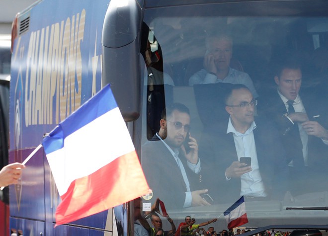 Chùm ảnh: ĐT Pháp mang cúp vàng World Cup trở về, bắt đầu buổi lễ ăn mừng lịch sử - Ảnh 10.