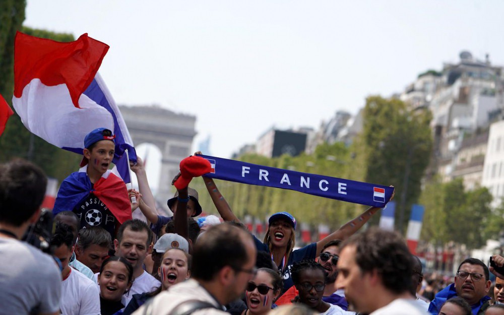 Chùm ảnh: ĐT Pháp mang cúp vàng World Cup trở về, bắt đầu buổi lễ ăn mừng lịch sử - Ảnh 15.
