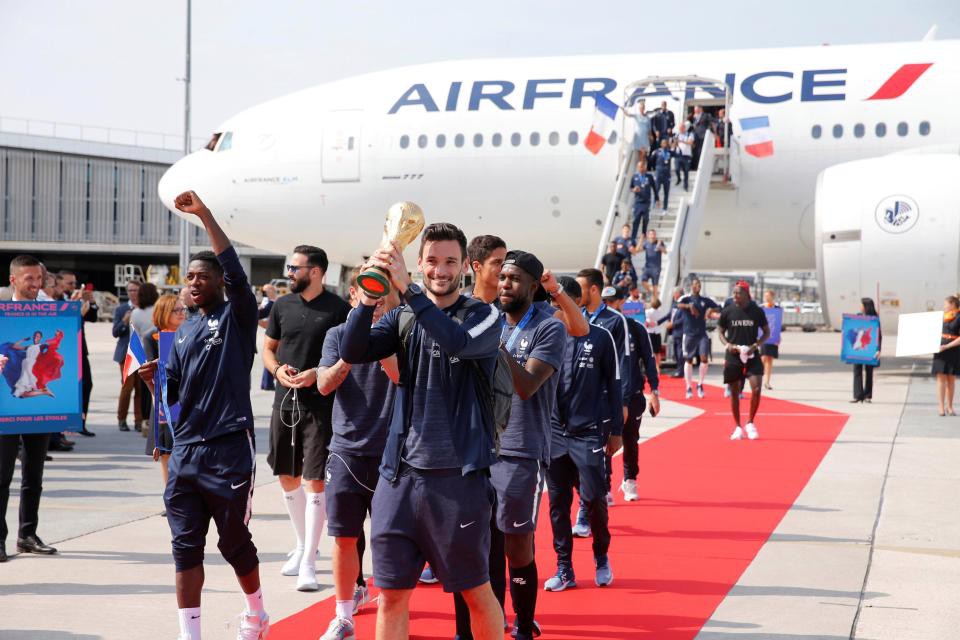 Chùm ảnh: ĐT Pháp mang cúp vàng World Cup trở về, bắt đầu buổi lễ ăn mừng lịch sử - Ảnh 5.