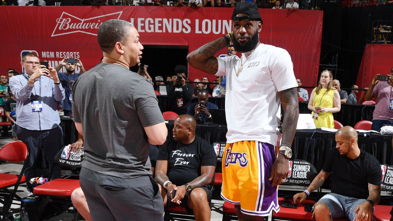 LeBron James lại khiến fan Lakers bái phục bởi khả năng lãnh đạo và quan sát của mình - Ảnh 1.