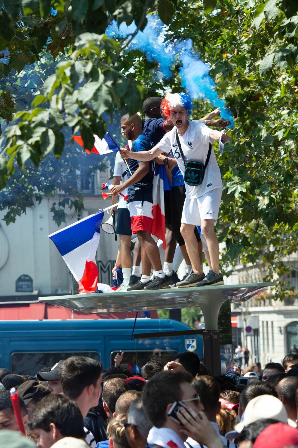 Chùm ảnh: CĐV Pháp ăn mừng chức vô địch World Cup lần thứ 2 trong lịch sử - Ảnh 9.