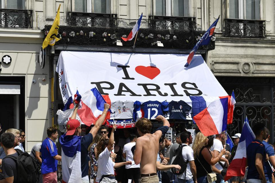 Chùm ảnh: CĐV Pháp ăn mừng chức vô địch World Cup lần thứ 2 trong lịch sử - Ảnh 8.