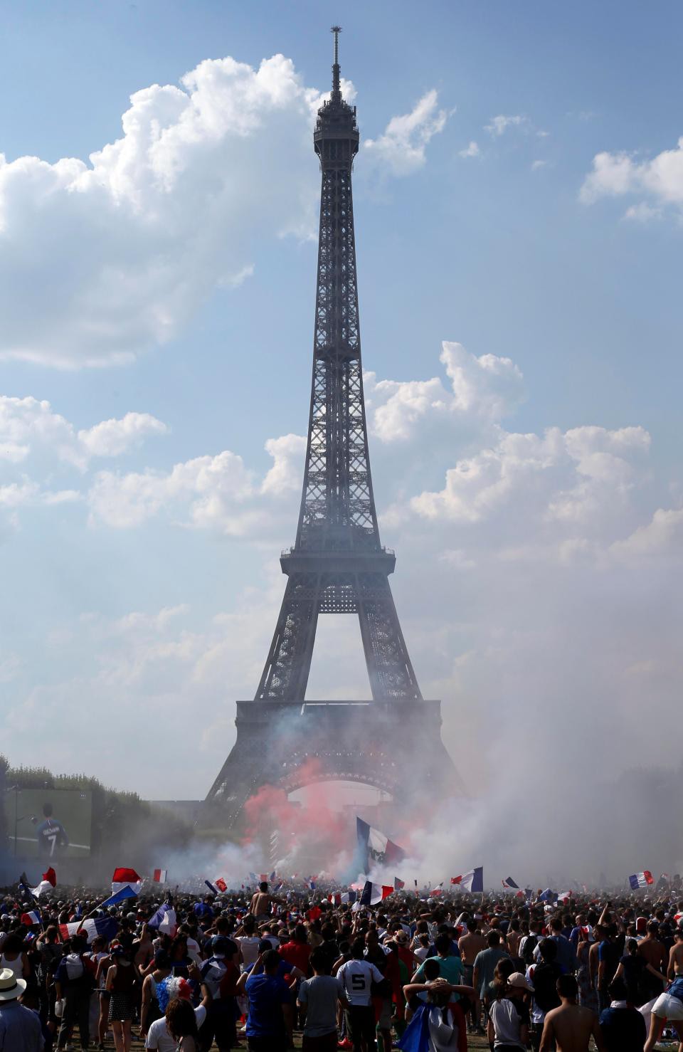 Chùm ảnh: CĐV Pháp ăn mừng chức vô địch World Cup lần thứ 2 trong lịch sử - Ảnh 10.