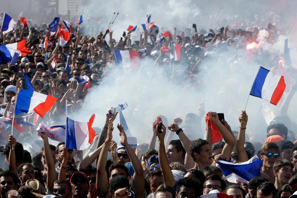 Chùm ảnh: CĐV Pháp ăn mừng chức vô địch World Cup lần thứ 2 trong lịch sử - Ảnh 11.